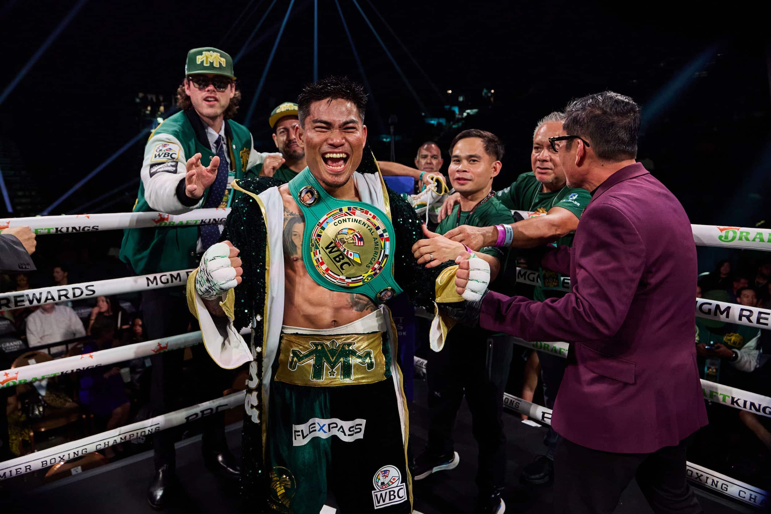 Mark Magsayo beats Mexico's Jorge Mata Cuellar in Pacquiao-Barrios undercard