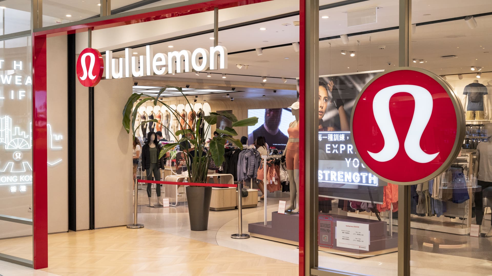 Should investors buy the dip in Lululemon? Fund manager weighs in