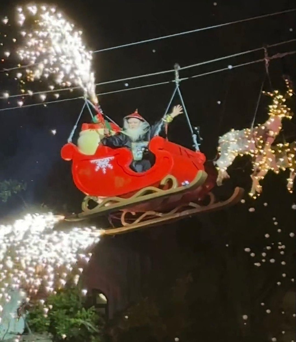 At a southern China tourist resort, a festive event featured Oboi, played by an actor, sitting in a sleigh pulled by two wooden reindeer, soaring through the air, illuminated by fireworks sticks. Photo: ifeng At a southern China tourist resort, a festive event featured Oboi, played by an actor, sitting in a sleigh pulled by two wooden reindeer, soaring through the air, illuminated by fireworks sticks. Photo: ifeng
