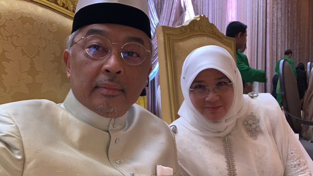 Tunku Azizah’s husband, the Yang di-Pertuan Agong is known for his love of football. — Picture from Twitter/@cheminahsayang Tunku Azizah’s husband, the Yang di-Pertuan Agong is known for his love of football. — Picture from Twitter/@cheminahsayang