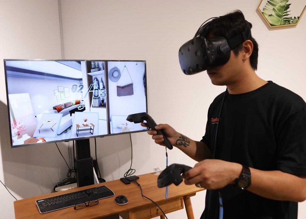 Customers can use virtual reality equipment at the Taobao store to get a better sense of how various products would look in their home.—TODAY pic Customers can use virtual reality equipment at the Taobao store to get a better sense of how various products would look in their home.—TODAY pic
