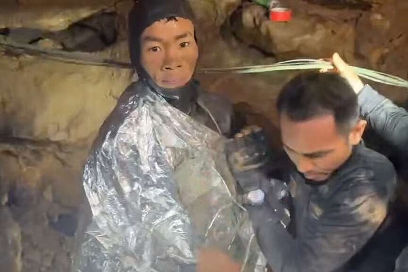 This video grab provided by Metta Tham Rescue Kalasin, shows rescuers evacuating the first of five villagers, left, who had been trapped in a cave in Xaisomboun province, Laos, Friday, May 29, 2026. (Metta Tham Rescue Kalasin via AP)