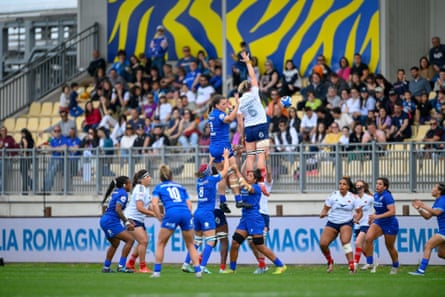 Italy and France compete for a lineout at the 2025 Six Nations
