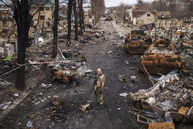 (Keystone) A Ukrainian serviceman stands amid destroyed Russian tanks in Bucha, Ukraine