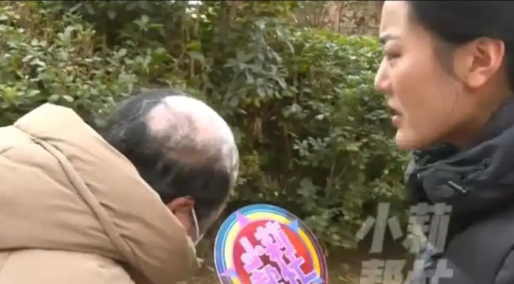 Li’s illness-induced bald patch is clearly visible as she is interviewed by a reporter. Photo: Baidu Li’s illness-induced bald patch is clearly visible as she is interviewed by a reporter. Photo: Baidu