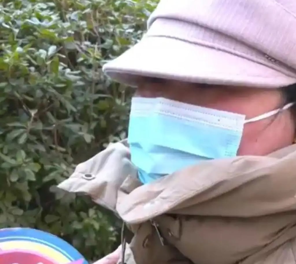 Li wearing a hat and mask as she continues being interviewed. Photo: Baidu Li wearing a hat and mask as she continues being interviewed. Photo: Baidu