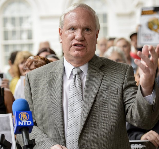 NYS Senator Tony Avella speaks to supporters of Cecil's Law during a rally outside City Hall on Tuesday. (Jeff Bachner/New York Daily News)