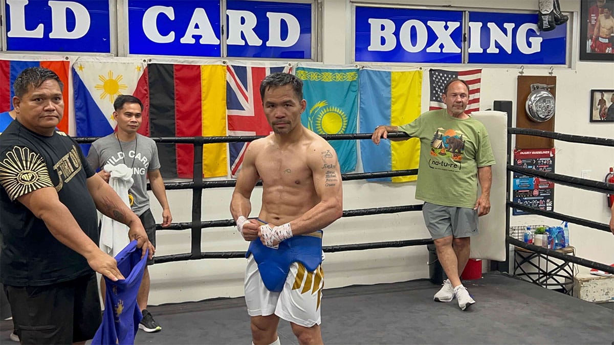 Manny Pacquiao flexes his muscles after training. —MARK GIONGCO