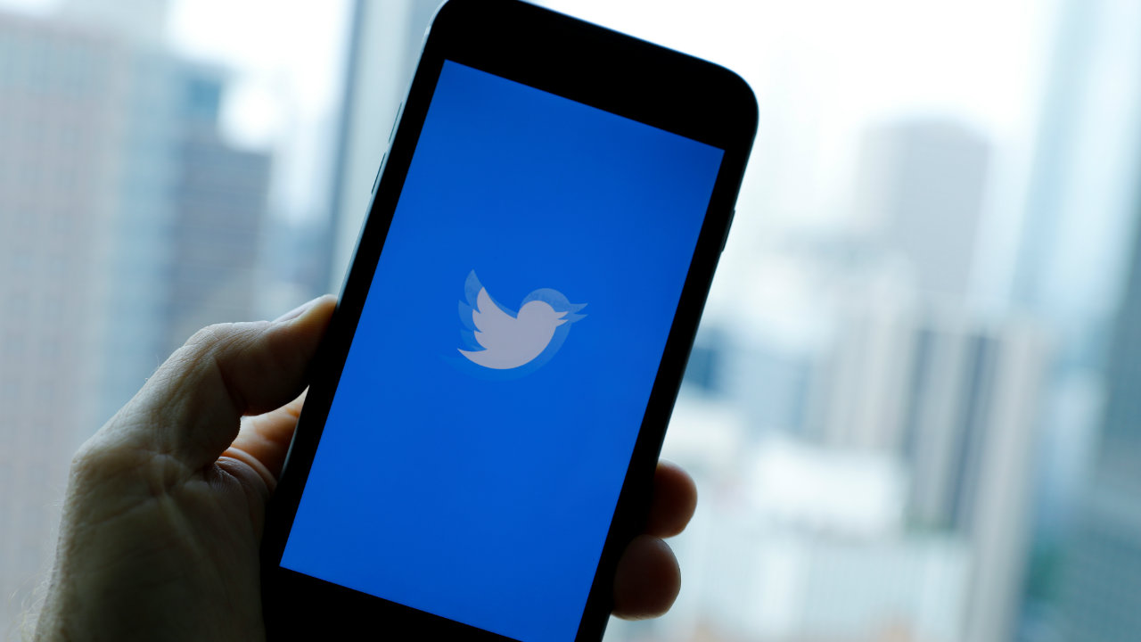 Twitter recently tweaked its user interface to make it easier to add new tweets to old threads. With the new feature, you can easily thread multiple tweets together while you compose them. You will no longer have to go digging through your tweets to reply to one with a recent update. While this has been possible for quite some time now, the new feature just makes it easier to connect an in-progress tweet to an earlier post. Twitter recently tweaked its user interface to make it easier to add new tweets to old threads. With the new feature, you can easily thread multiple tweets together while you compose them. You will no longer have to go digging through your tweets to reply to one with a recent update. While this has been possible for quite some time now, the new feature just makes it easier to connect an in-progress tweet to an earlier post.
