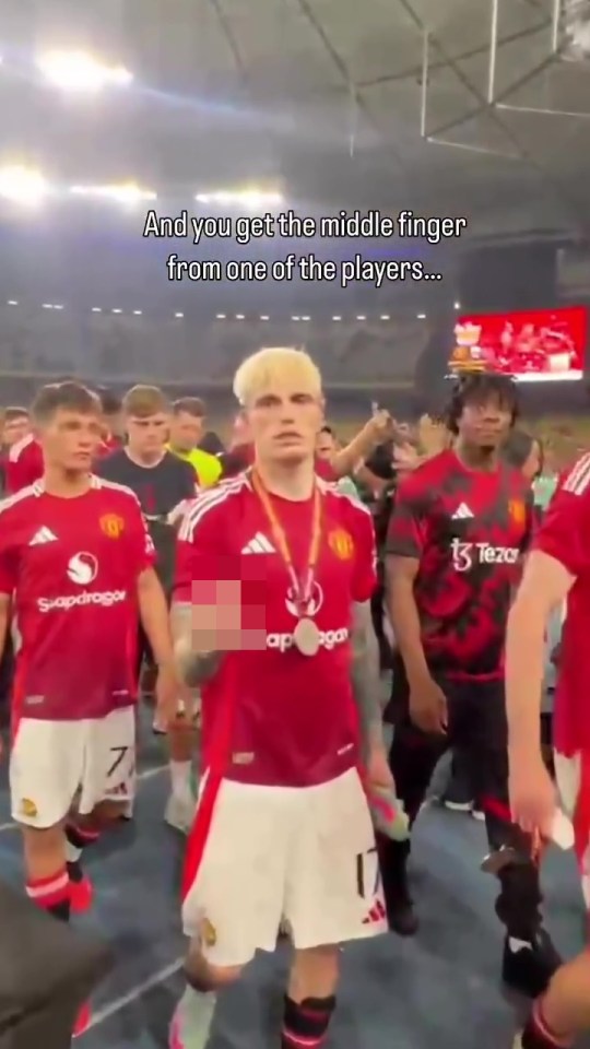 Alejandro Garnacho giving the middle finger.