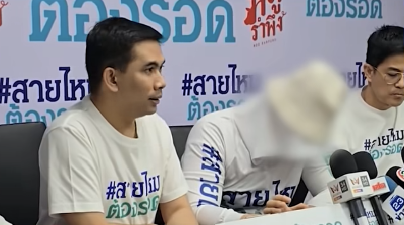 Ekaphop and the victim at a press held by 'Survive - สายไหมต้องรอด'. (Photo: พุทธ อภิวรรณ)