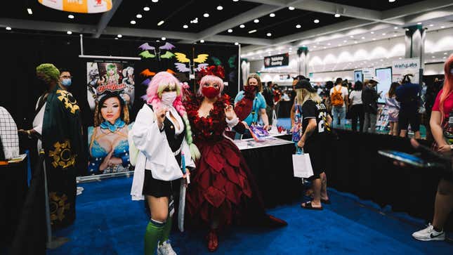 Anime Expo photo shows fans taking photos with cosplayer Yaya Han.