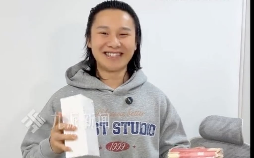 Zhang Zilong displays some of the other prizes that were up for grabs in the lucky draw. Photo: Sohu Zhang Zilong displays some of the other prizes that were up for grabs in the lucky draw. Photo: Sohu