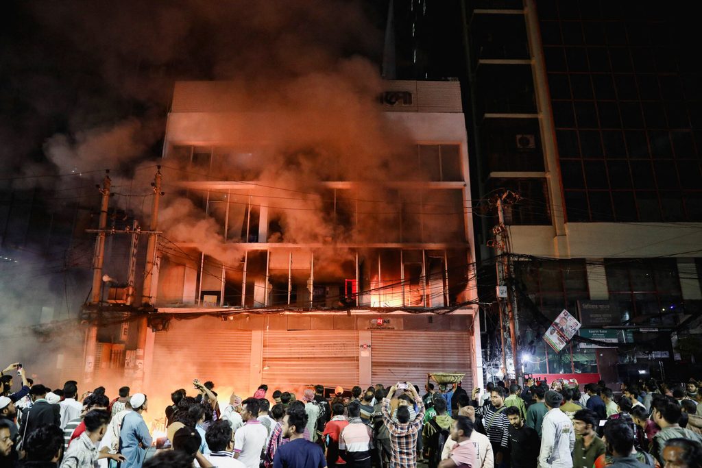 People set fire to Prothom Alo office in Dhaka after student leader’s death