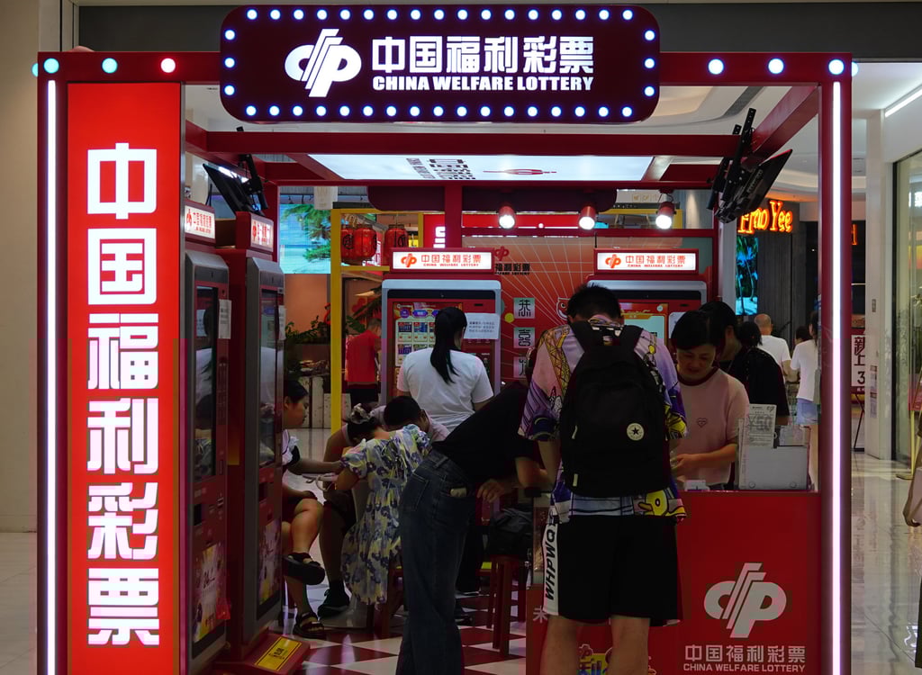 Yuan’s husband promised his wife a share in the winnings after buying a winning ticket at a lottery shop like the one above. Photo: Getty Images Yuan’s husband promised his wife a share in the winnings after buying a winning ticket at a lottery shop like the one above. Photo: Getty Images