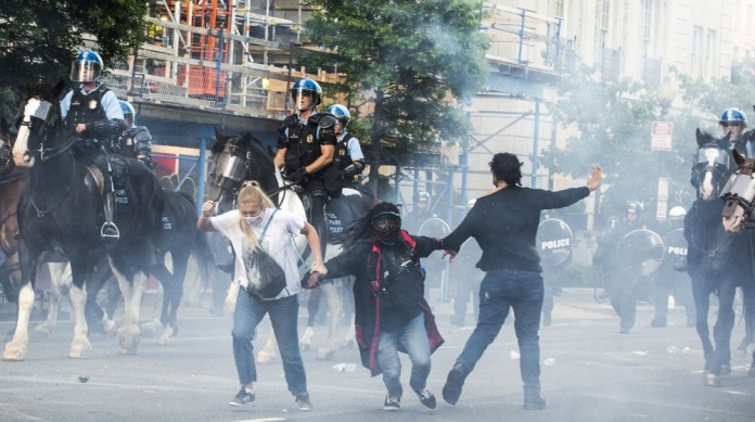 Protestors are tear gassed as the police disperse them near the White House on June 1, 2020 as demonstrations against George Floyd's death continue. Police fired tear gas outside the White House late Sunday as anti-racism protestors again took to the streets to voice fury at police brutality, and major US cities were put under curfew to suppress rioting.With the Trump administration branding instigators of six nights of rioting as domestic terrorists, there were more confrontations between protestors and police and fresh outbreaks of looting. Local US leaders appealed to citizens to give constructive outlet to their rage over the death of an unarmed black man in Minneapolis, while night-time curfews were imposed in cities including Washington, Los Angeles and Houston. ROBERTO SCHMIDT / AFP Protestors are tear gassed as the police disperse them near the White House on June 1, 2020 as demonstrations against George Floyd's death continue. Police fired tear gas outside the White House late