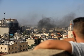 (Zain Jaafar / AFP) child looking over city Jenin, explosion