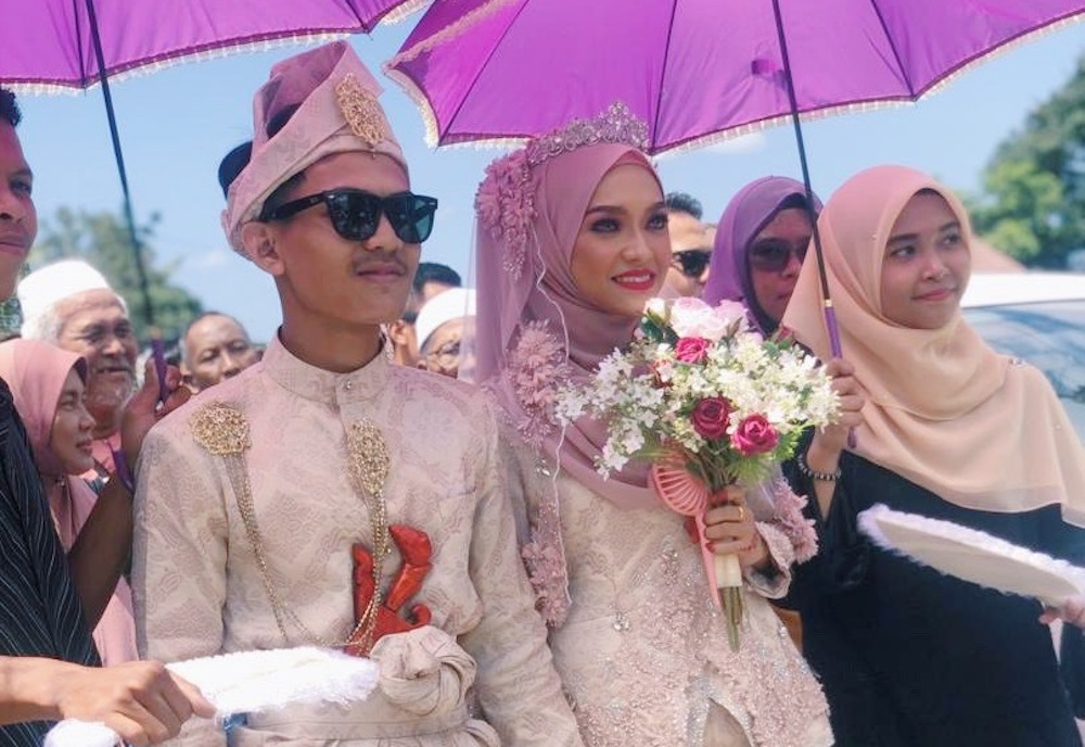 Faiz and Fara look happy as ever on their wedding day. — Picture via Twitter/@eriinkahar Faiz and Fara look happy as ever on their wedding day. — Picture via Twitter/@eriinkahar