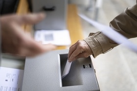 (Gaetan Bally / Keystone) Hand Brief Abstimmen Wählen Schweiz