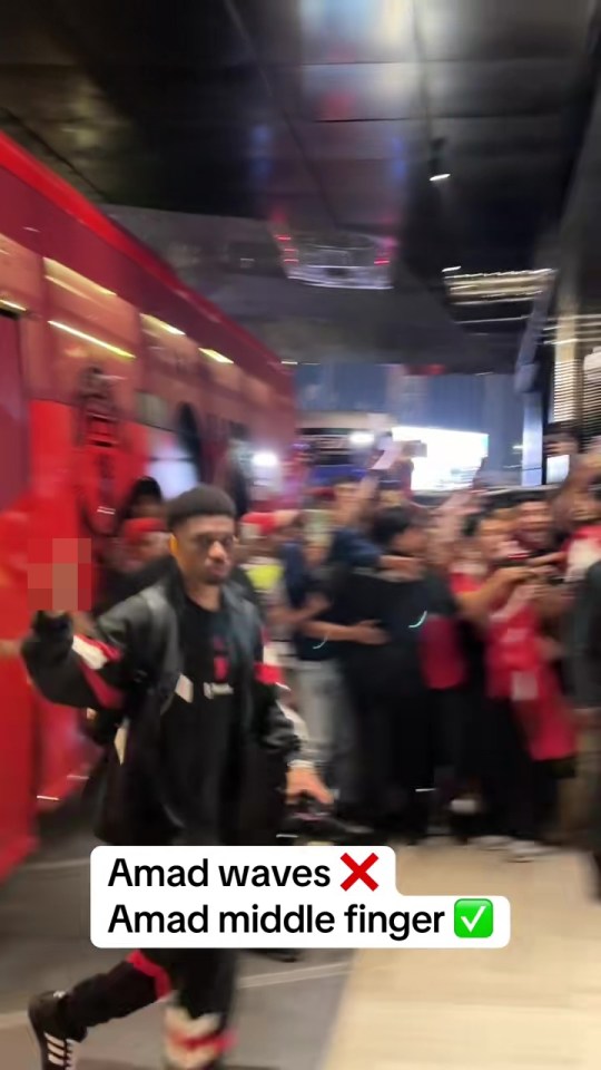 Amad Diallo giving the middle finger to a crowd.